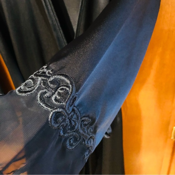 Vintage Jones New York Silky Robe, sheer bell sleeve/embroidered detail - size L - Picture 4 of 11